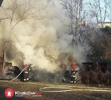 Pożar garaży przy ul. Miechowskiej w Krakowie. Trwa akcja straży pożarnej