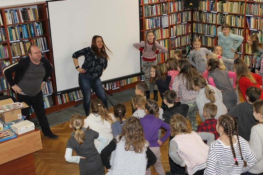 Ferie zimowe nad morzem. Kreatywna Pracownia Plastyczna w bibliotece w Międzyzdrojach [ZDJĘCIA]