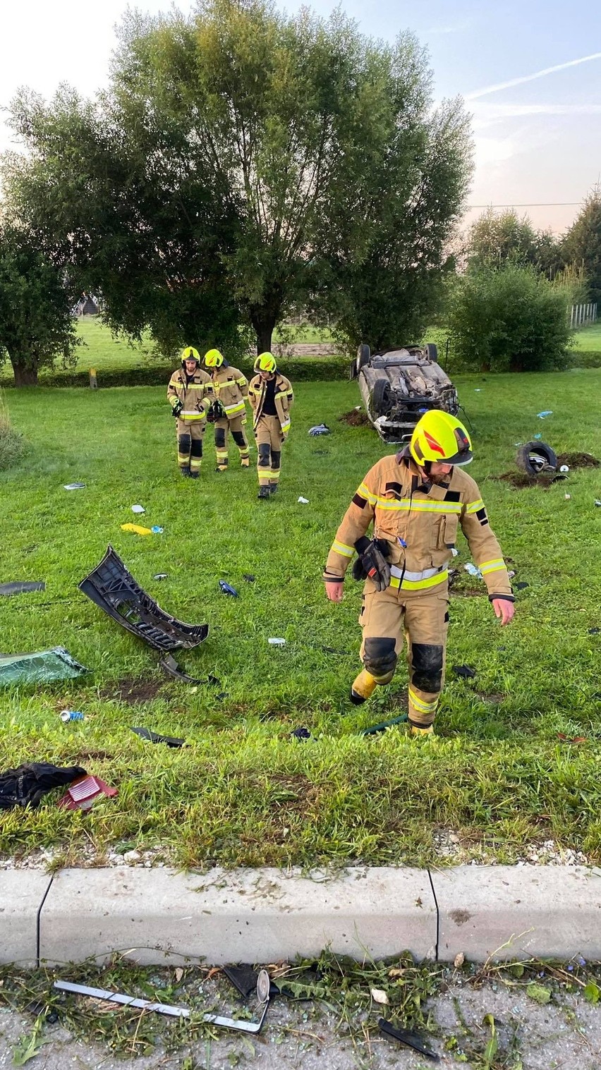 Na miejsce wypadku przyjechali strażacy, policja i karetka...