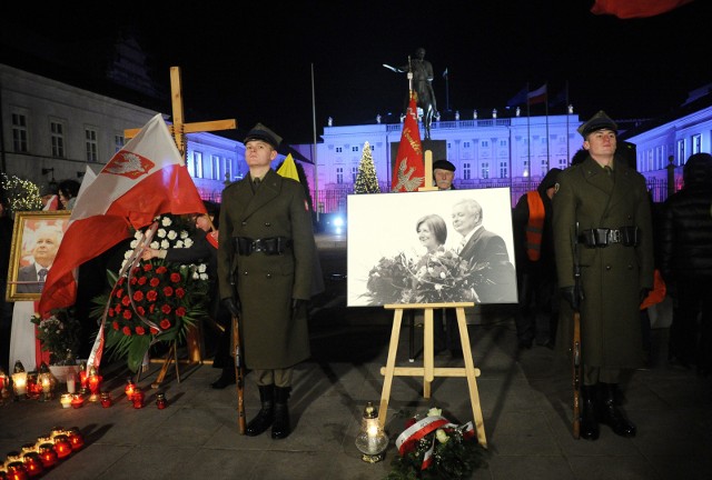 Wszystkie wydarzenia rocznicowe zaplanowano tuż przed lub w okolicy Pałacu Prezydenckiego. Wieczorem zaplanowano wystąpienie Jarosława Kaczyńskiego.