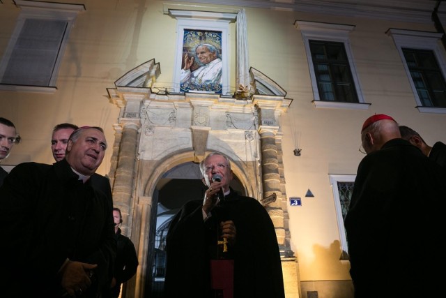 Arcybiskup stwierdził, że dokonał się drugi zamach na życie Jana Pawła II inspirowany przez środowiska, które nie zgadzają się na głoszone przez niego wartości.