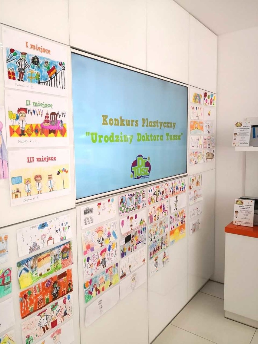 Dzieci projektowały grafiki na kartony białostockiej firmy DrTusz. Sprzedaż zapakowanych w nie produktów pomoże innym dzieciom