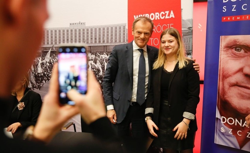 Donald Tusk promował swoją książkę "Szczerze" w Europejskim...