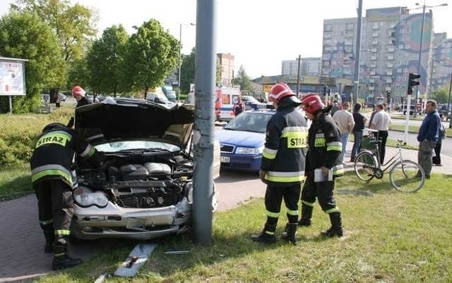 Rozpędzony mercedes wjechał w grupę osób przechodzącą przez jezdnię