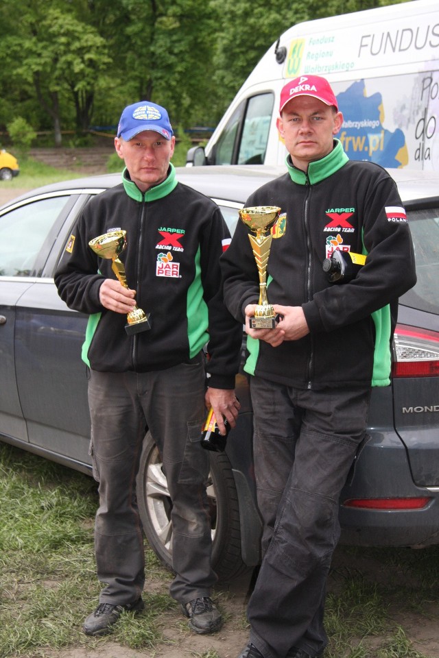 Zbigniew Lech (z lewej) i Wojciech Rencz. Dwaj przyjaciele z enduro. Na kolejnych zdjęciach Rencz z nr. 111, Lech z 46.