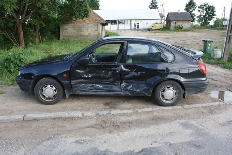 Topczewo. Zderzenie toyoty i mercedesa. 38-latek wymusił pierwszeństwo (zdjęcia)