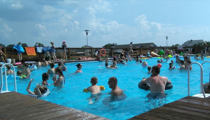 Podczas weekendu sporo osób wypoczywało na basenach i plaży...