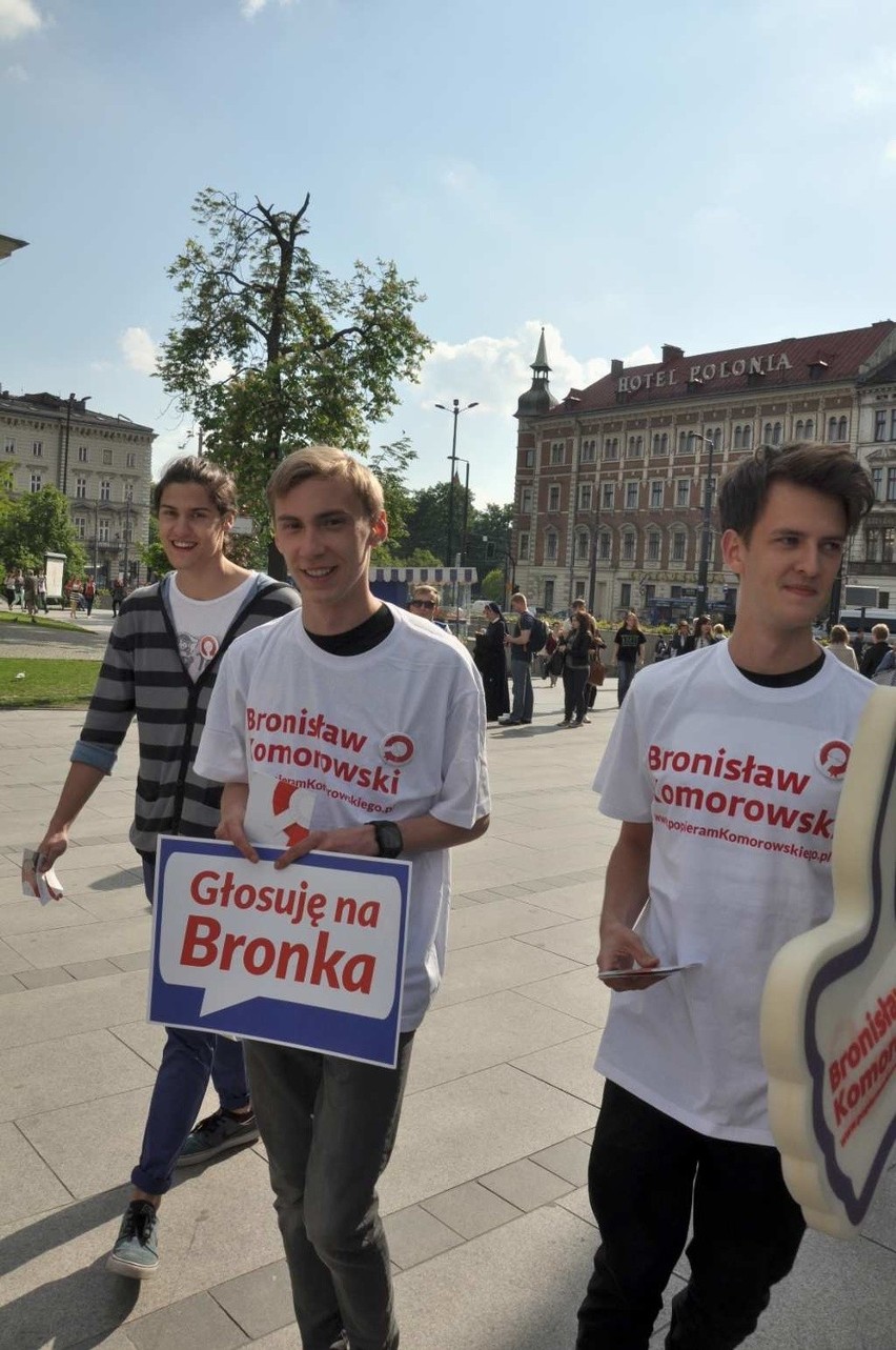 Kraków: Ulotkami zachęcali do głosowania na Komorowskiego [ZDJĘCIA, WIDEO]