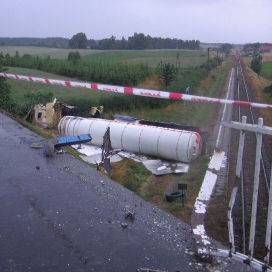 Cysterna przewożąca propan-butan spadła na tory w...