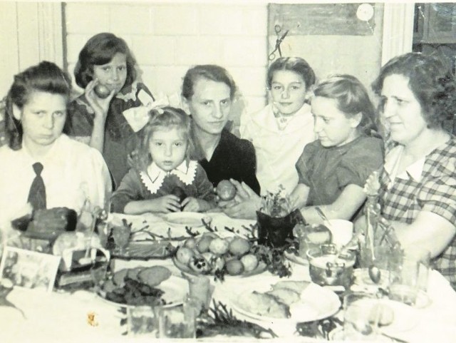 Wigilia 1942 r. Danuta Dawdo i siostra z mamą oraz pani Dzierżyńska ze swoją córką, też Danusią