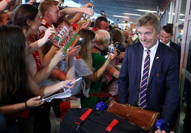 Zbigniew Boniek na Okęciu po powrocie z Euro 2016 witany razem z piłkarzami przez kibiców. Fot. Michał Dyjuk