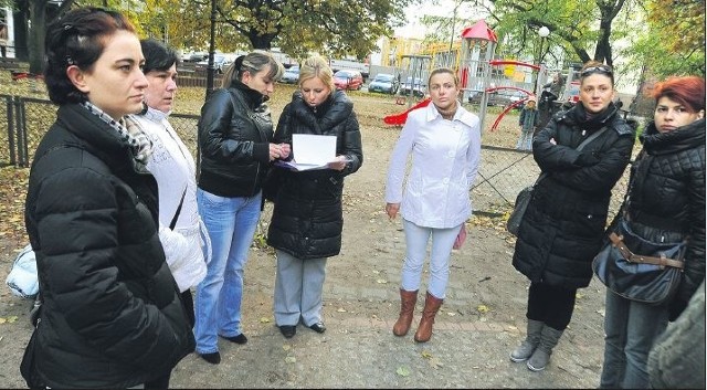 Rodzice spotkali się wczoraj w parku przy ul. Św. Wojciecha. O pomoc w nagłośnieniu problemu poprosili media.&#8211; Nie mamy innego wyjścia. Nie wiemy, kto może nam pomóc, mamy związane ręce &#8211; mówi jedna z matek. &#8211; Decyzję o tym, co dalejbędzie z chłopcem, muszą podjąć jego rodzice. Dotychczasowe starania nic nie dały. Pięciolatek w szkole nie może mieć indywidualnegonauczania. Opieka pedagoga, który ma na głowie całą szkołę nie załatwi sprawy.