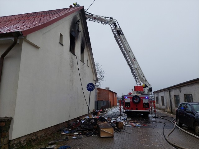 Potężny pożar pozbawił dachu nad głową rodzinę z Kramarzyn. Potrzebne jest wsparcie. Straty oszacowano na 250 tysięcy złotych.