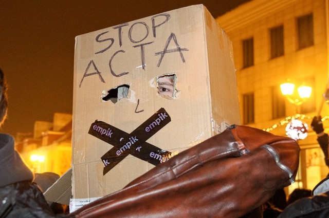 Dwa tysiące osób demonstrowało w środę na Rynku Kościuszki przeciw umowie ACTA.