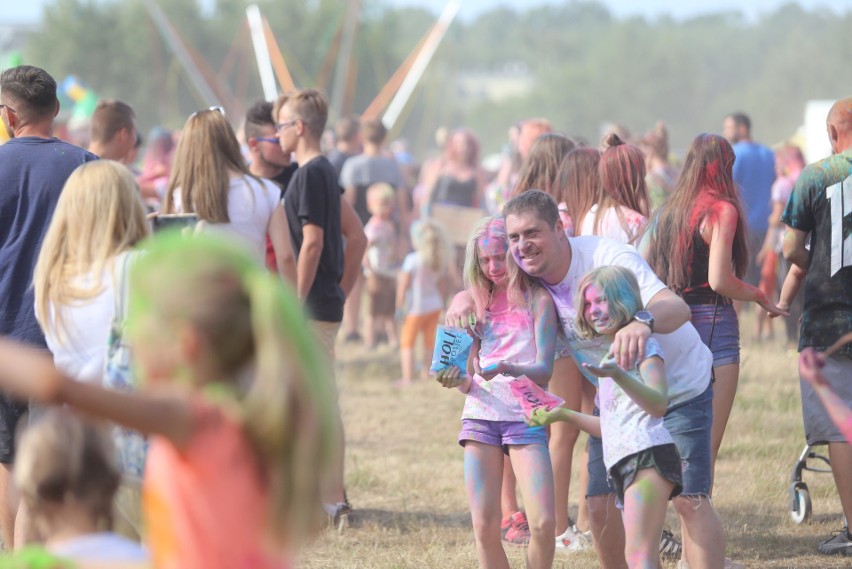 Święto kolorów w Rudzie Śląskiej. Tłumy ludzi w barwnym tańcu na plantach ZDJĘCIA