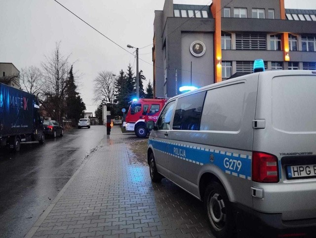Straż pożarna i policja przed budynkiem LO w Wieliczce