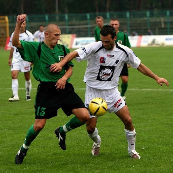 Na dokładne dośrodkowania Janusza Iwanickiego (w zielonej koszulce) bardzo liczą szkoleniowcy Stali.