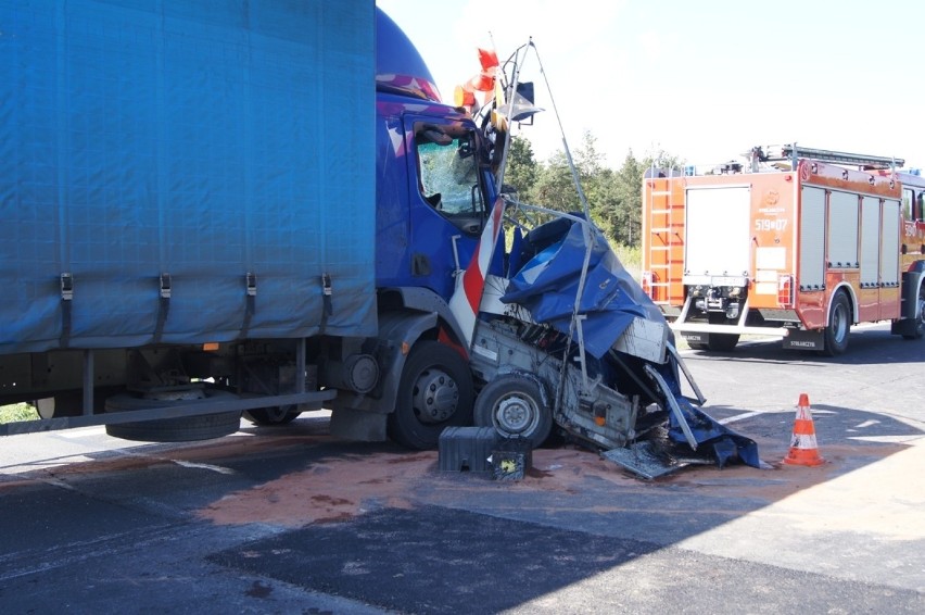 Tir wjechał w grupę pracowników drogowych. Dwie osoby zostały ranne [ZDJĘCIA]