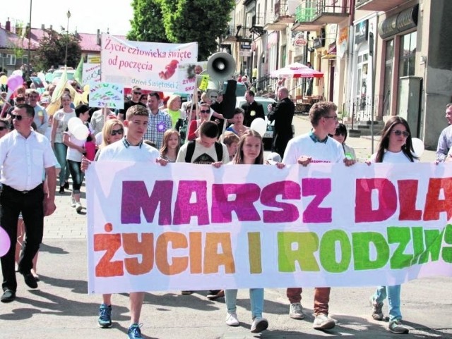 Uczestnicy Marszu dla Życia i Rodziny z transparentami, balonami, kotylionami na piersiach przeszli ulicami Ostrowca.