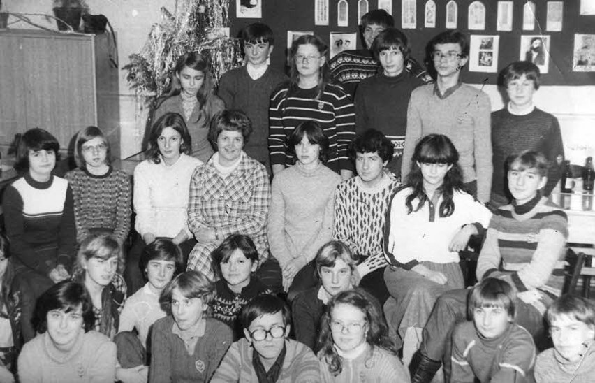 1982. Klasa 1c z wychowawczynią Haliną Wojdalską