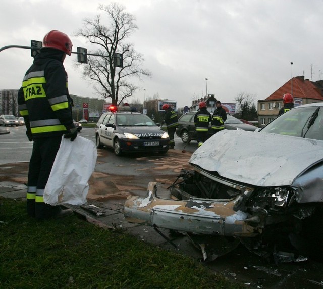 Wypadek na Mieszka ITrzy osoby ranne w wypadku na Mieszka I.