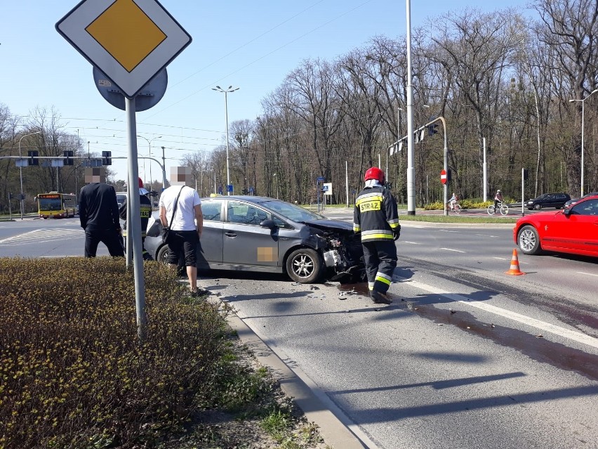 Wypadek taksówki i samochodu osobowego na Popowickiej 