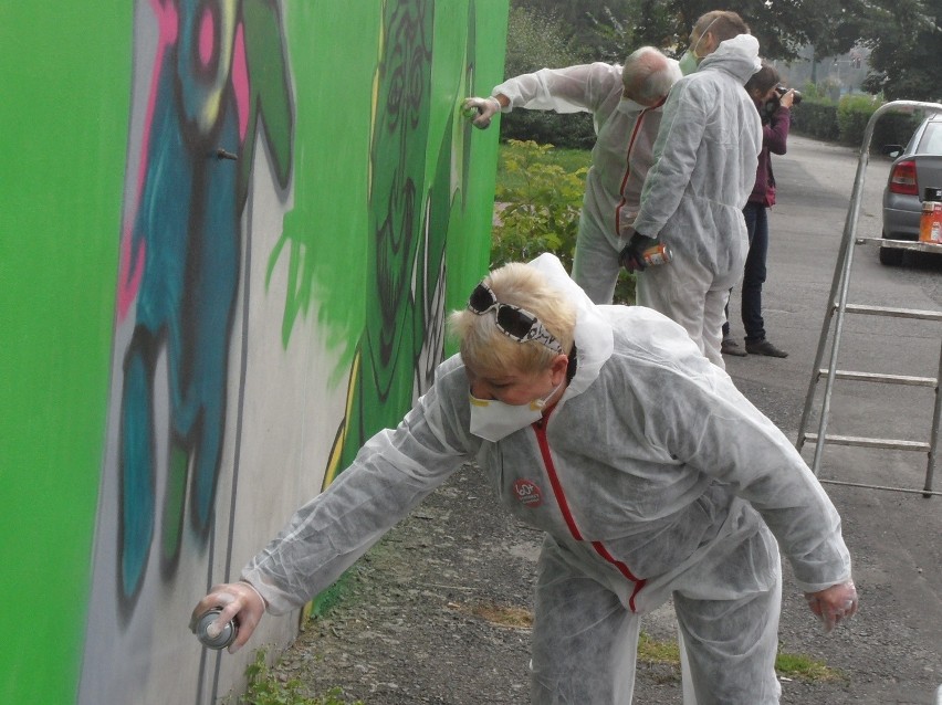 Sosnowiec: Seniorzy malowali graffiti na ścianie kamienicy [ZDJĘCIA]