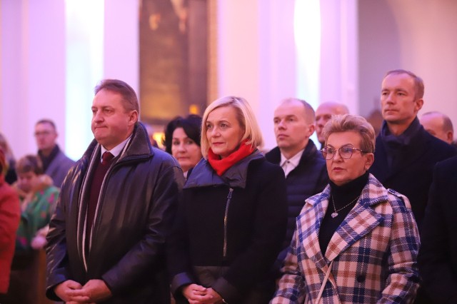 Charytatywny koncert bożonarodzeniowy na Świętym Krzyżu. Jego ambasadorem była wicemarszałek Renata Janik - na zdjęciu w środku.