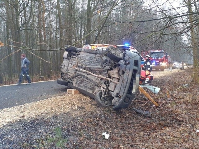 Czarna seria na drogach w regionie. Kolejny śmiertelny wypadek. Kierujący samochodem osobowym uderzył w drzewo