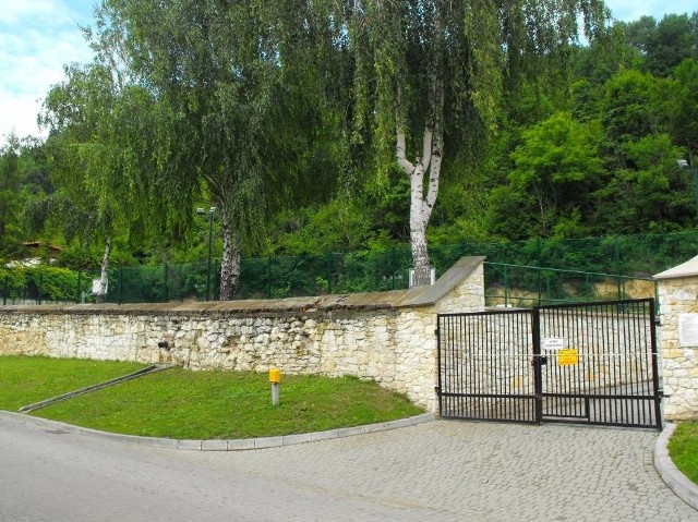 Ogrodzone murem boisko przy gminnym zespole szkół w Kazimierzu. To tu znajdował się kirkut