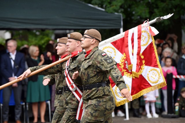 W sobotę, w samo południe na placu Bohaterów w Zielonej Górze rekruci złożyli przysięgę wojskową. 60 osób wstąpiło do 12 Wielkopolskiej Brygady Obrony Terytorialnej. Zobaczcie zdjęcia z uroczystości >>>