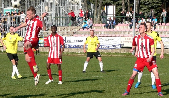 Dopiero w ostatniej kolejce, po wygranej z Orlętami Kielce 4:0, Zdrój osiągnął dodatni bilans bramkowy. Jednego gola na pożegnanie strzelił Rafał Pydych (pierwszy z lewej).