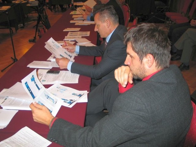 Z projektami witaczy zapoznali się radni Tarnobrzega na ostatniej sesji rady miasta, którzy swoje uwagi i punkty dla poszczególnych propozycji notowali w specjalnych ankietach.