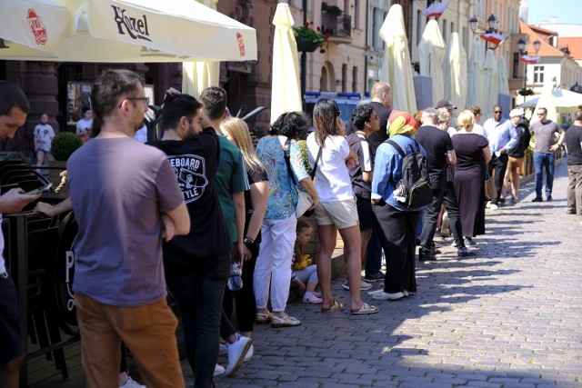 Kilkaset osób skorzystało w sobotę (5.06) z możliwości zaszczepienia się w Mobilnym Punkcie Szczepień, na dziedzińcu Ratusza Staromiejskiego w Toruniu. W godzinach od 10 do 18 w trzech namiotach bez wcześniejszej rejestracji można było przyjąć  jednodawkowa szczepionka Johnson & Johnson. Mobilny Punkt Szczepień będzie czynny także w niedzielę, 6 czerwca.Czytaj takżeRząd luzuje kolejne obostrzenia od 6 czerwca