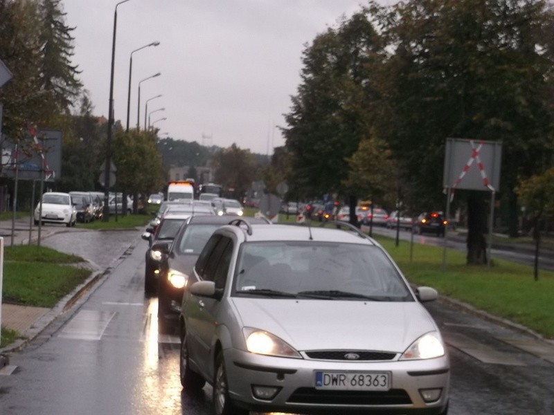 Wrocław: Korek na drodze na Psie Pole. Winny remont mostu Jagiellońskiego (ZDJĘCIA)