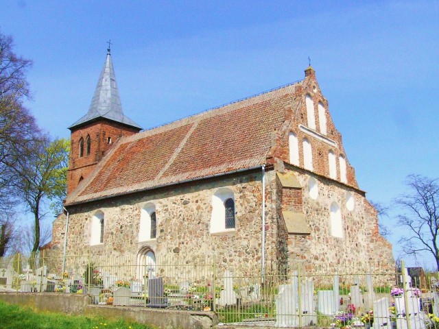 Osieczek - gmina Książki, powiat wąbrzeski; pw. św. Katarzyny Aleksandryjskiej, XVI wieku, wieża dobudowana w 1618