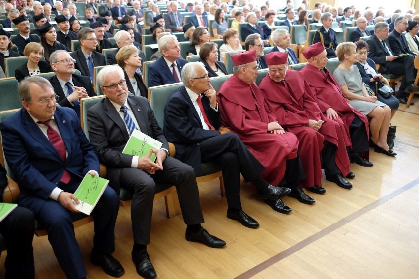 Andrzej Byrt z doktoratem honoris causa UEP