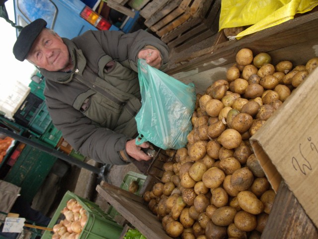 Jan Górka z Mścic sprzedaje wszystko to, co uprawia w swoim gospodarstwie - ziemniaki, a także cebulę, marchew, buraki i rozsadę.