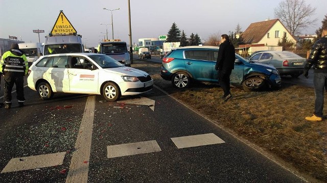 W czwartek rano na ulicy Fordońskiej w Bydgoszczy zderzyły się peugeot, skoda, kia i volkswagen.Do zderzenia doszło około godziny 8. Cztery auta zderzyły się na Fordońskiej w okolicy jednego z salon&oacute;w samochodowych na odcinku między magazynem marketu meblowego a skrzyżowaniem z ulicą Kaliskiego.- To klasyczne najechanie na tył jednego z aut - słyszymy w policji.- Nikt nie został ranny w tym zdarzeniu, zakwalifikowano je jako kolizję - m&oacute;wi st. asp. Lidia Kowalska, z zespołu prasowego Komendy Wojew&oacute;dzkiej Policji w Bydgoszczy.Zobacz r&oacute;wnież: Polskie szanse medalowe w Pjongczangu: Zbigniew Br&oacute;dka (źr&oacute;dło: Press Focus, dostawca x-news)&lt;script class=&quot;XlinkEmbedScript&quot; data-width=&quot;640&quot; data-height=&quot;360&quot; data-url=&quot;//get.x-link.pl/dfd34f4a-2333-7638-629d-f65ec50247be,d7fa2b5d-0606-a169-2e08-ee6058febb3b,embed.html&quot; type=&quot;application/javascript&quot; src=&quot;//prodxnews1blob.blob.core.windows.net/cdn/js/xlink-i.js?v1&quot;&gt;&lt;/script&gt;