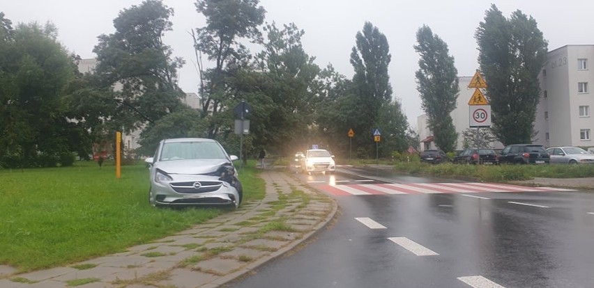 Kolizja trzech aut na Widzewie. Jedna osoba potrzebowała pomocy medycznej