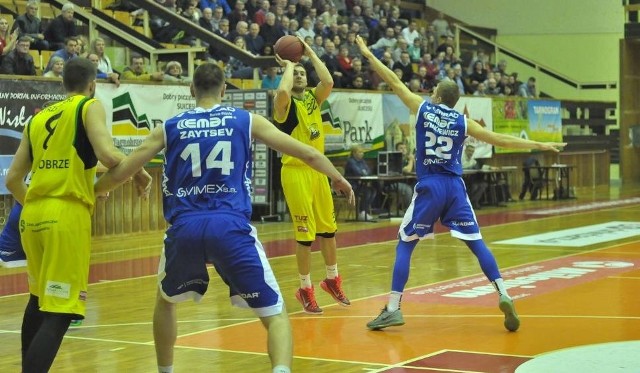 Koszykarze Siarki Tarnobrzeg (żółte koszulki) w ostatnim meczu tego sezonu przed własną publicznością przegrali z MKS Dąbrowa Górnicza.