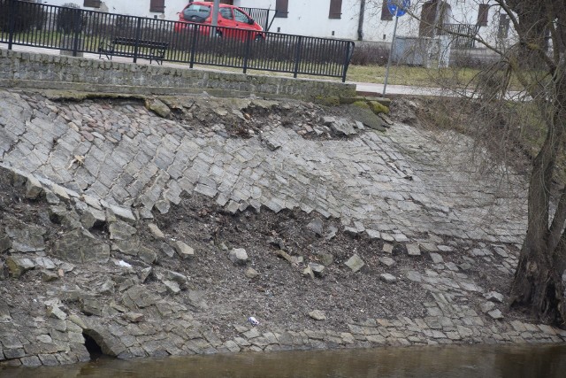 Brukowcem wyłożono skarpę kilkanaście lat temu, przy okazji budowy mostu Staromiejskiego.