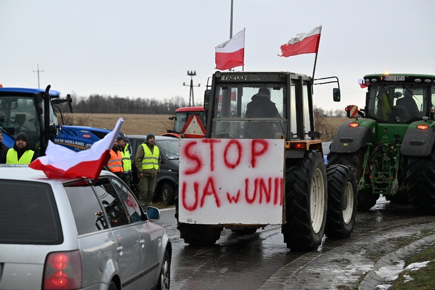 Blokady dróg w całej Polsce. Rolnicy protestują przeciw Zielonemu Ładowi i braku ceł na produkty z Ukrainy - ZDJĘCIA