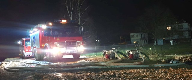 Od kilku dni strażacy w powiecie oświęcimskim mają pełne ręce roboty na zalanych posesjach po intensywnych opadach deszczu, m.in. w gminie Brzeszcze