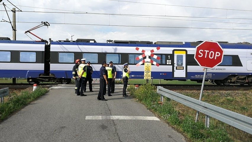 Tragiczny wypadek na przejeździe kolejowym niedaleko Włocławka. Zginęła rowerzystka z dziećmi [zdjęcia]