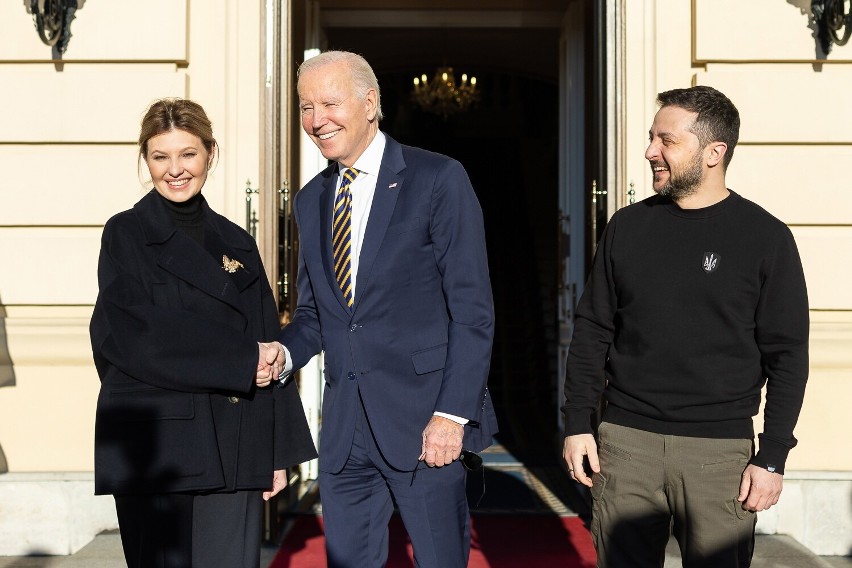 Pierwsza dama Ukrainy postawiła na czarną elegancję.