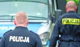 Wyszków. Weselnik zniszczył dwa samochody i… poszedł spać w krzaki. 33-latek zatrzymany przez policję. 11.07.2021