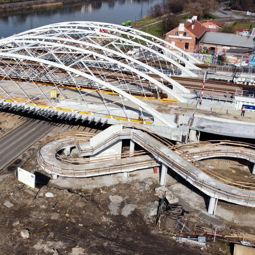 Kręty dojazd do powstającej kładki łączącej Grzegórzki z Zabłociem