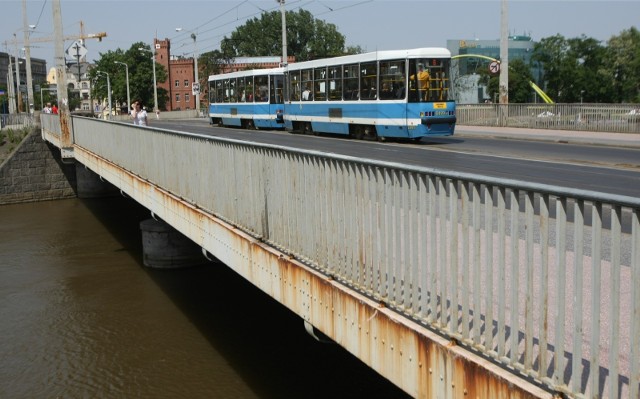 Mosty Uniwersyteckie we Wrocławiu są w fatalnym stanie. Przeprawa rdzewieje i jest dewastowana.