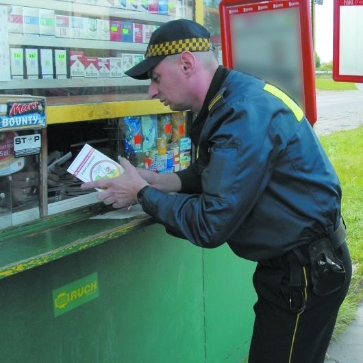 Białostocki strażnik miejski Krzysztof Wawrzyniak odwiedzał wczoraj kioski i sklepy. Uświadamiał sprzedawców, z jakimi konsekwencjami wiąże się sprzedaż papierosów nieletnim.